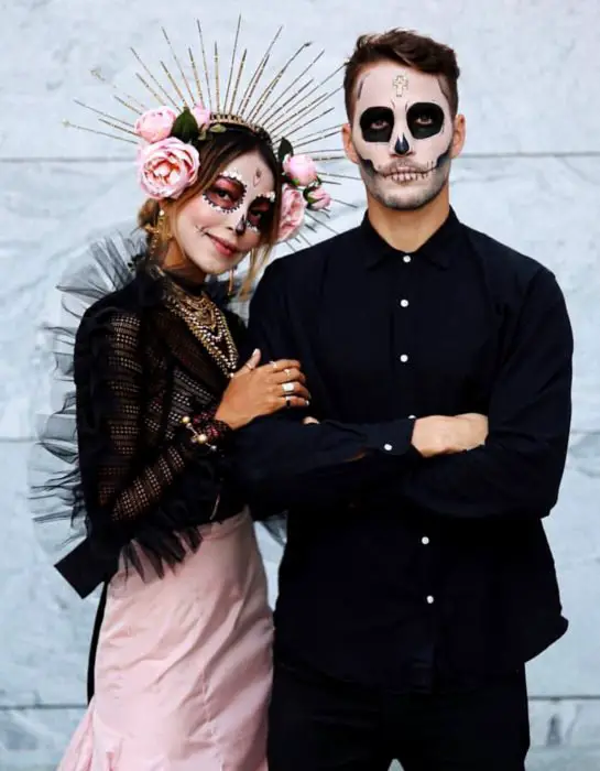 Maquilhagem moderna de Catrina para o Dia dos Mortos;  casal de noivos vestido de caveira