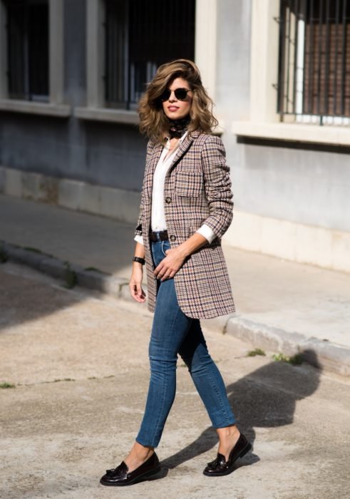 Garota usando mocassins com jaqueta jeans xadrez e blusa branca 