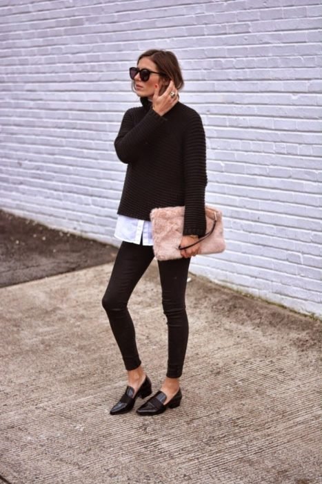 Garota usando mocassins com legging preta e suéter preto 