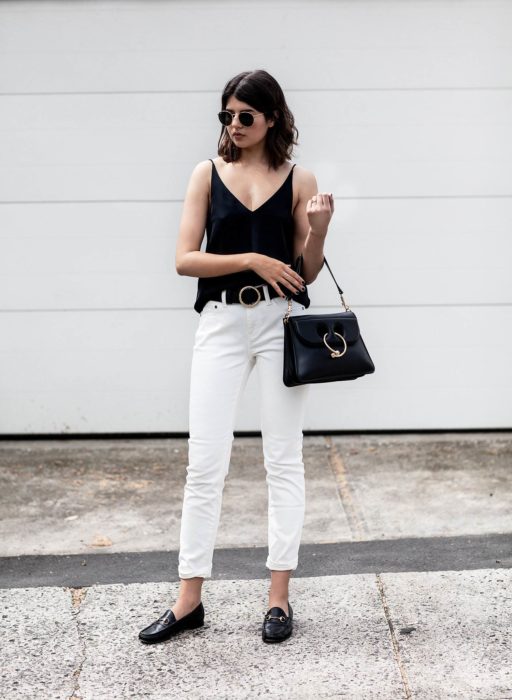 Garota usando mocassins com calça branca e blusa preta 
