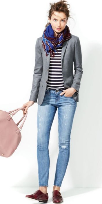 Garota usando mocassins com blazer cinza listrado e jeans 