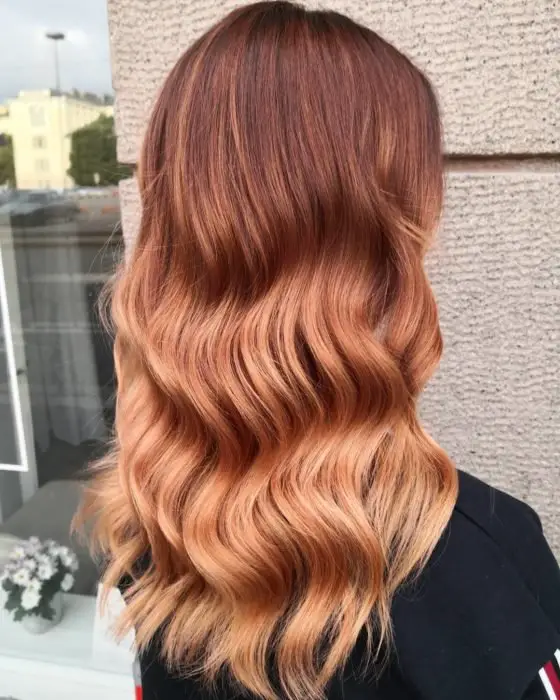 Menina com cabelo cor de cobre e mechas laranja 