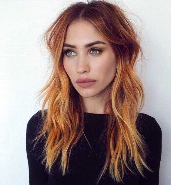 Menina com cabelo cor de cobre e mechas laranja 