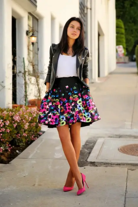 Menina vestindo uma saia com estampa floral e jaqueta de couro 