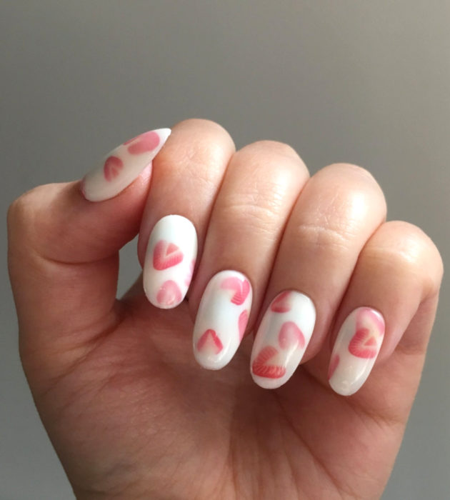 Desenhos de manicure para banhos de leite;  unhas em formato de amêndoa, brancas com morangos