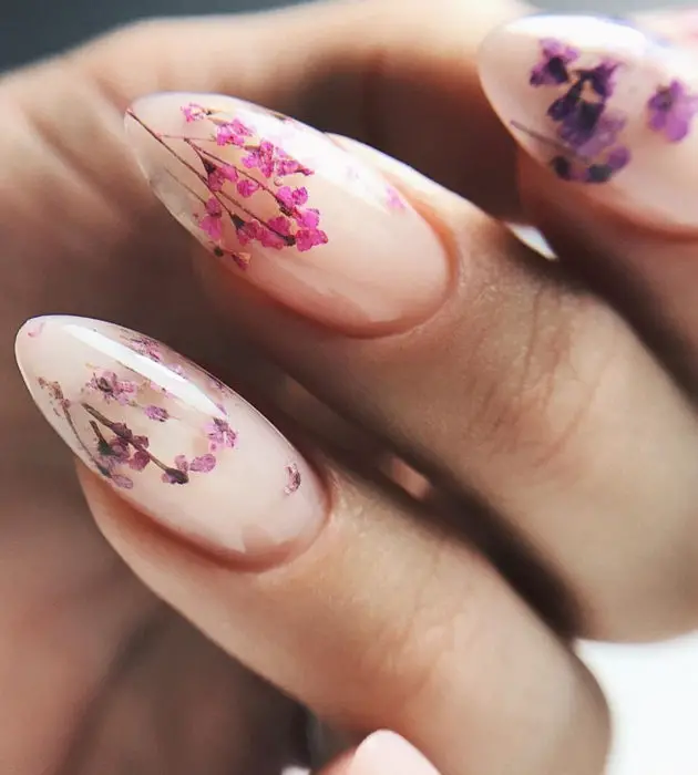 Desenhos de manicure para banhos de leite;  Unhas rosa pálido de amêndoa com flores pequenas