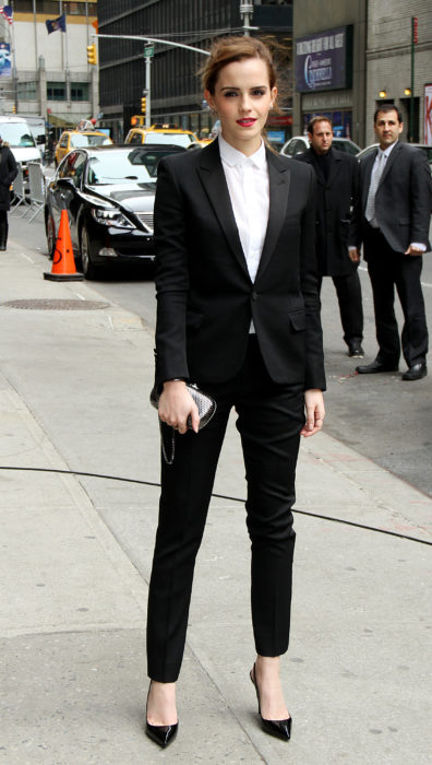 Emma Watson vestindo um terno 