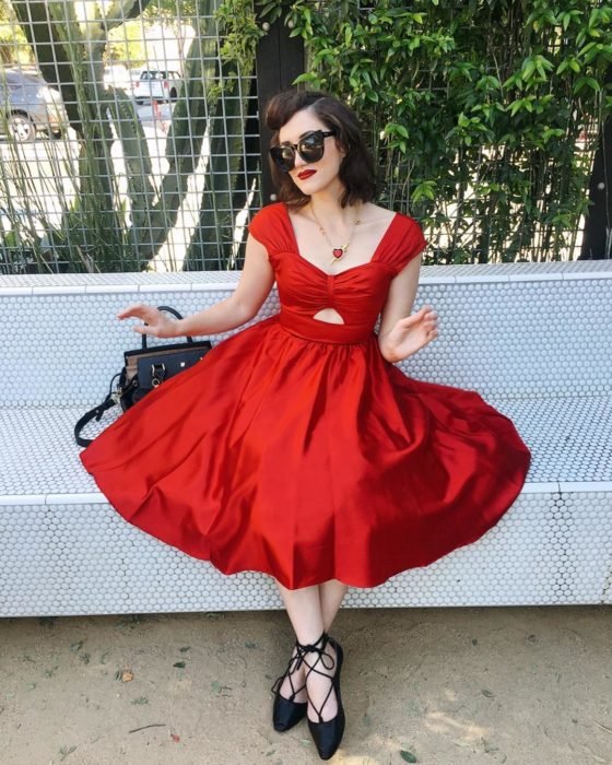 mulher de vestido vermelho