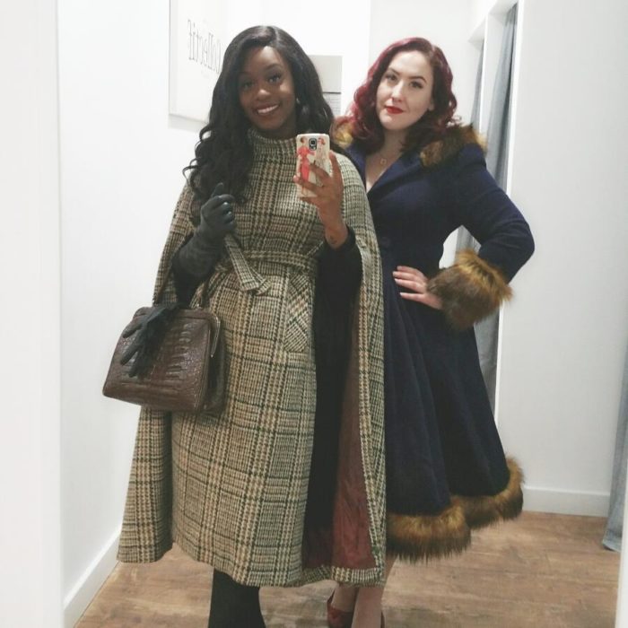 mulheres com casacos vintage
