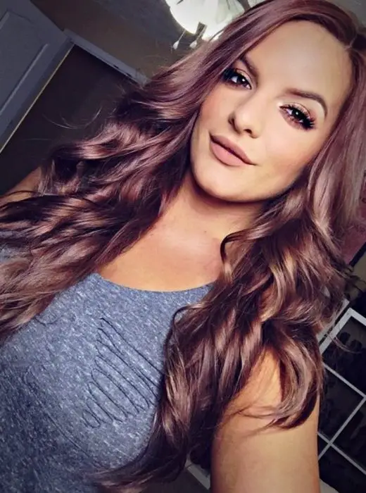mulher com cabelo comprido cor de chocolate lilás 
