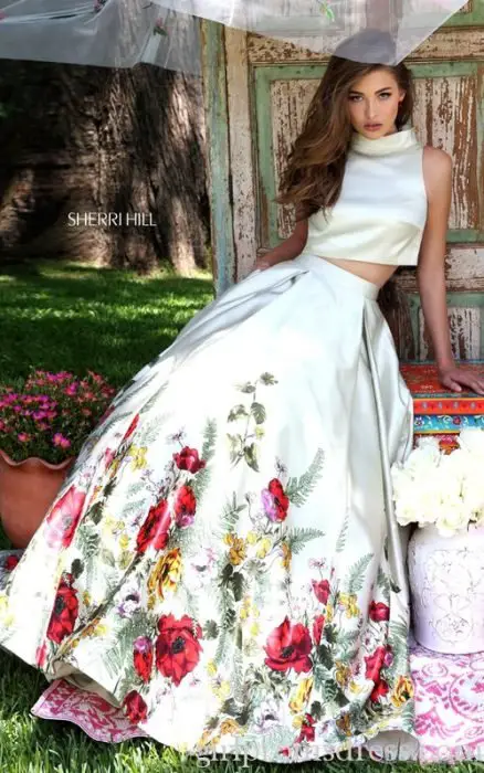 Garota usando um vestido com bordado estilo mexicano 