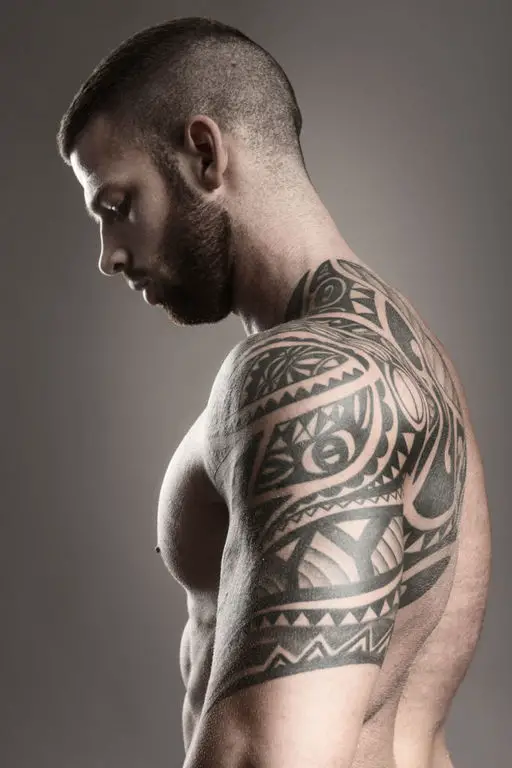Tatuagens de costelas tribais grandes 