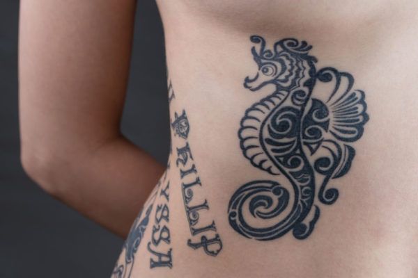 Tatuagens de costelas com designs minimalistas 