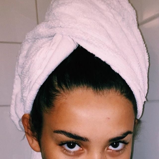 garota com uma toalha no cabelo