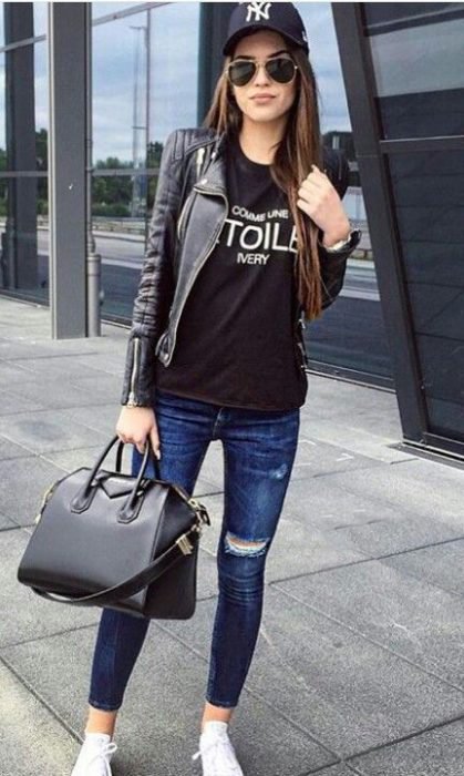 Look com bonés garota usando boné preto com jeans 