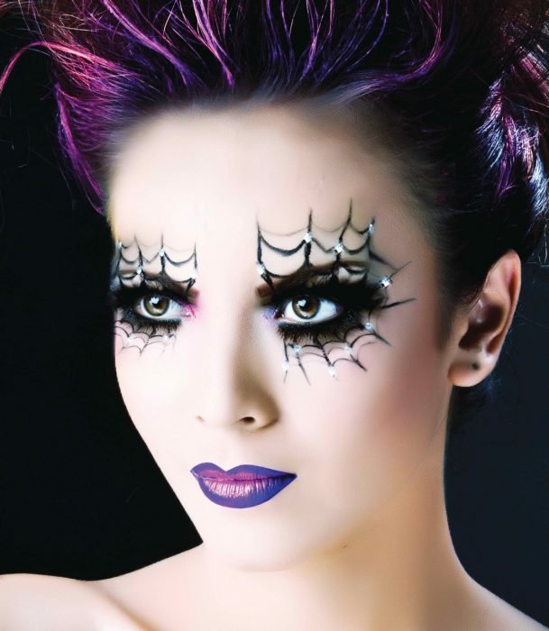 Menina maquiada para o halloween com teias de aranha nos olhos