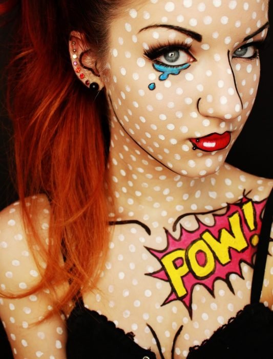 Garota com maquiagem para o halloween como arte pop 