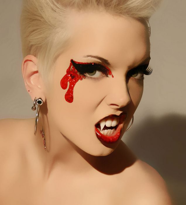 Garota com maquiagem para vampiro de halloween com presas 