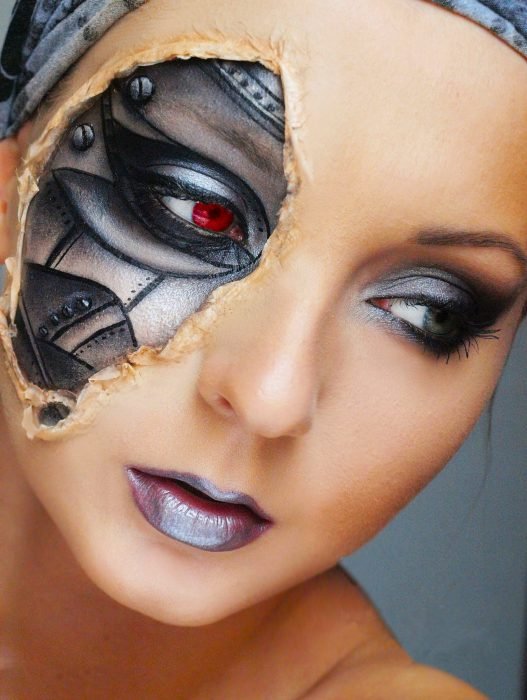 Menina maquiada para o Halloween com um pedaço de rosto de robô 
