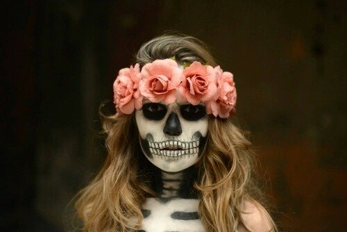 Menina com maquiagem para o halloween de catrina com flores 