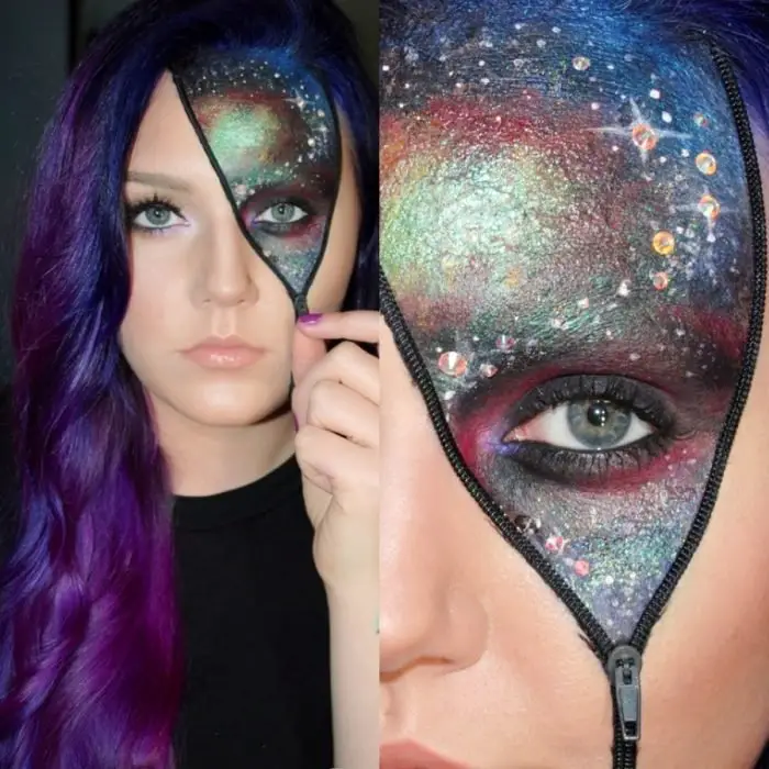 Garota com maquiagem para o halloween com um zíper e metade do rosto como uma galáxia 