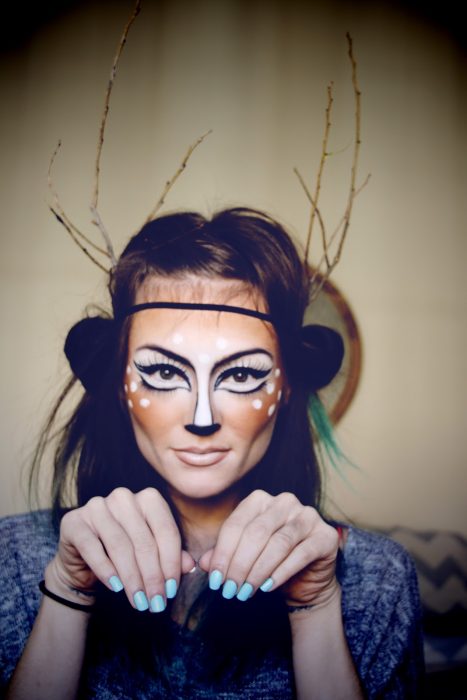 Menina maquiada para o halloween como um cervo 