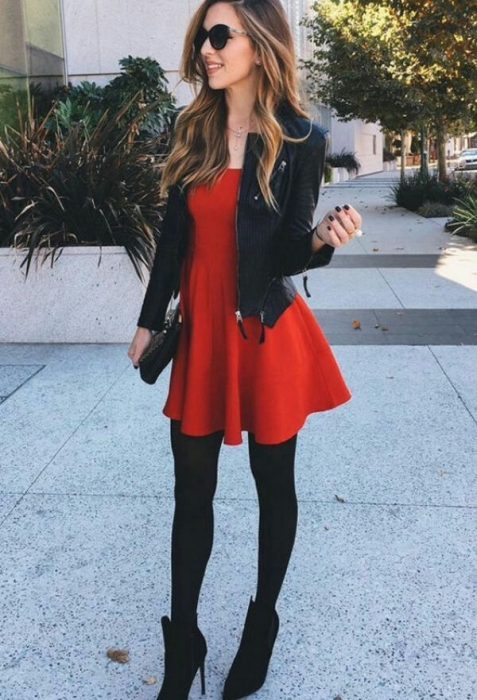 menina modelando vestido vermelho