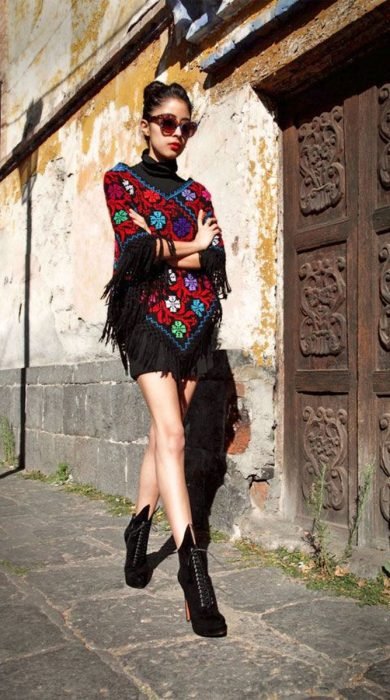 Menina com um vestido típico mexicano 
