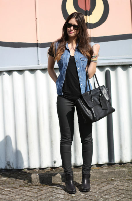 mulher vestida de preto com colete jeans