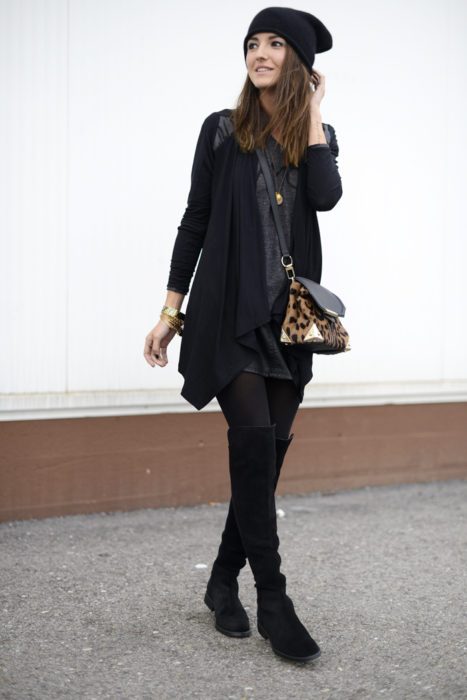 mulher vestida de preto com bolsa com estampa animal 