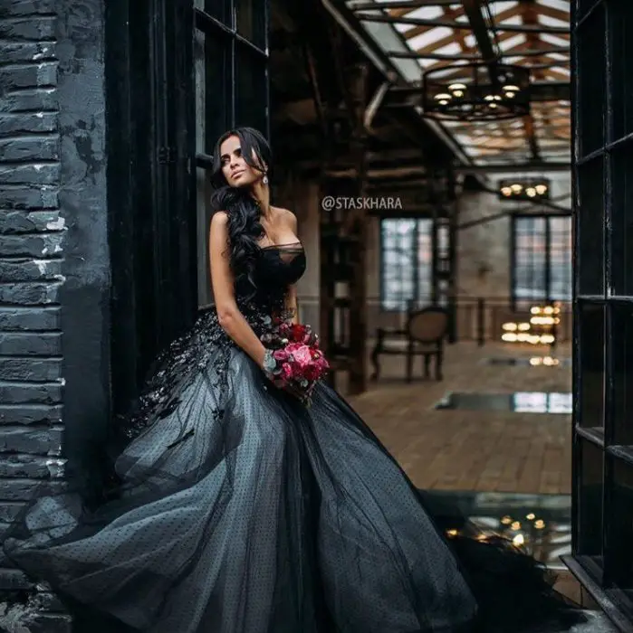 Menina com vestido preto com aplicações cinza 