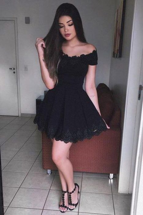 Rapariga com um vestido preto curto 