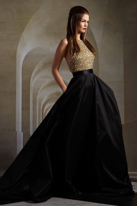 Menina usando um vestido preto com ouro 