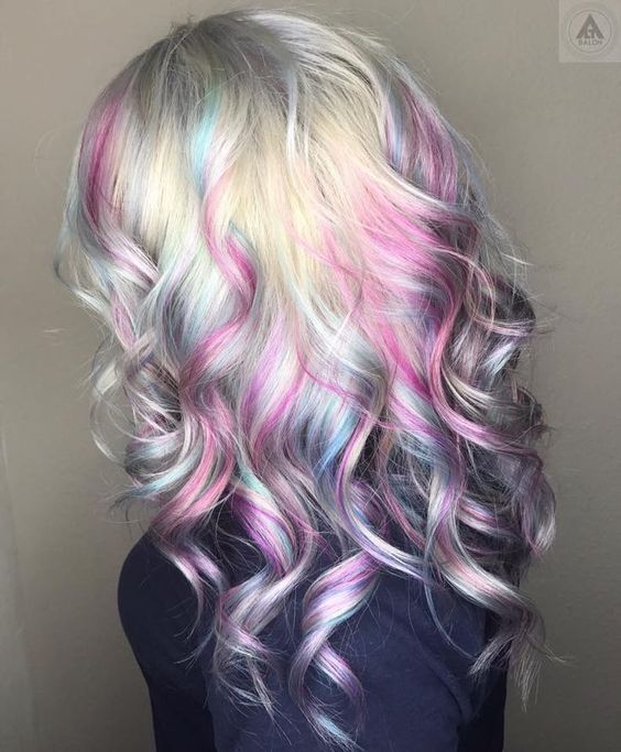 Menina de perfil mostrando o cabelo com efeito holográfico em tons de rosa pastel 