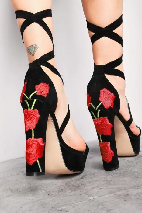 sapatos de salto com flores bordadas