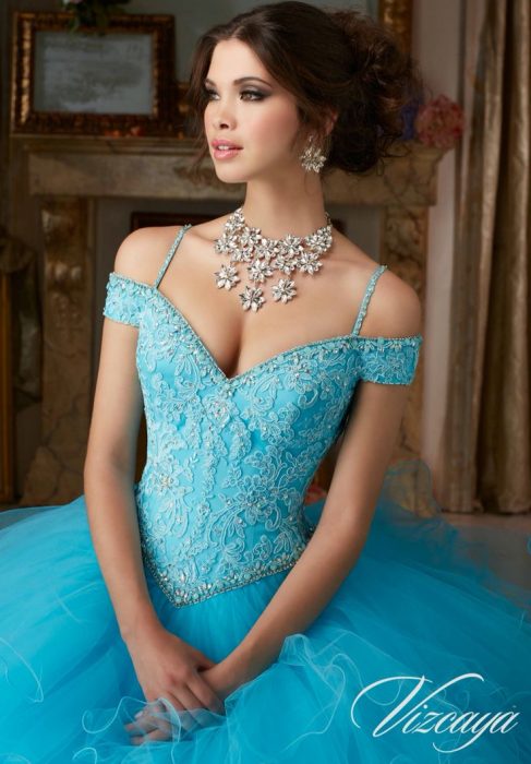Menina com vestido azul de 15 anos com tiara e colar de pedra cintilante 