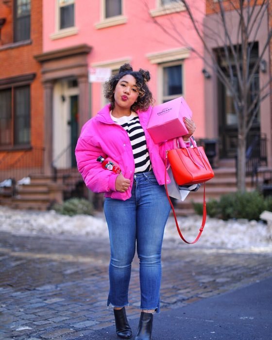 garota com jaqueta rosa escura e calça jeans