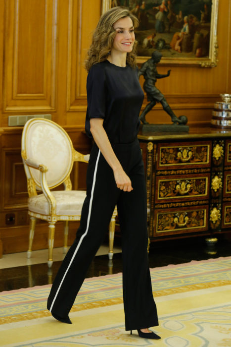 Rainha Letizia usando calça preta de corrida 