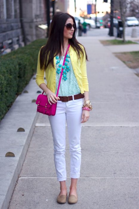 Garota vestindo um look com jeans branco 