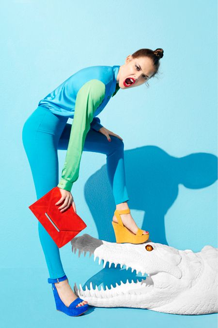 Garota usando sapatos de cores diferentes 