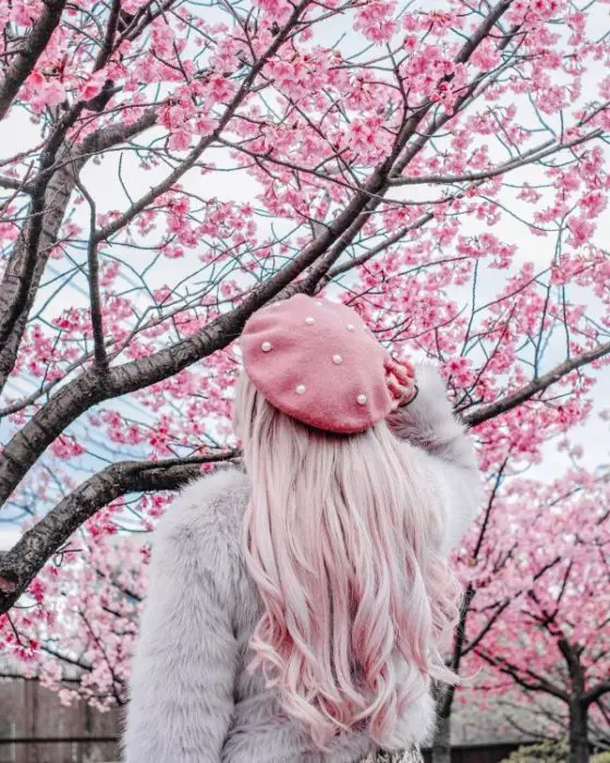 Menina com chapéu de malha estilo boina rosa pastel