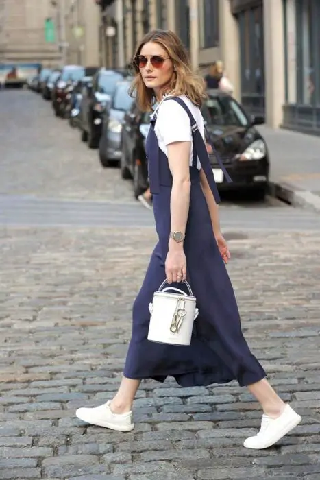Olivia Palermo caminhando pelas ruas de Nova York