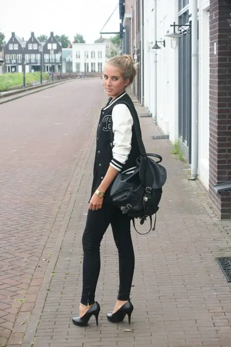 Garota usando uma mochila para complementar a roupa