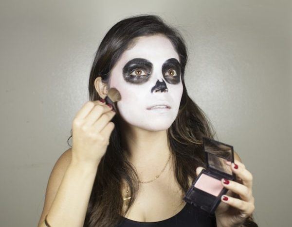maquiagem-catrina-halloween-como-fazer-passo-a-passo-aplicação-sombra-rosa
