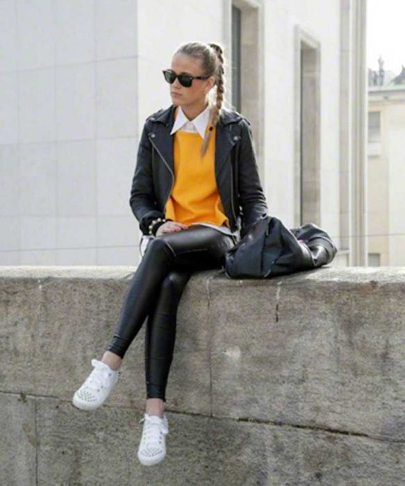 Menina vestindo calça de couro com jaqueta de couro 
