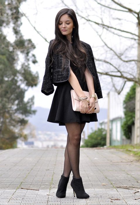 Menina usando botins com meias pretas e vestido 