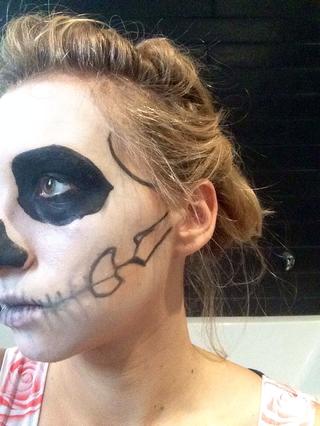maquiagem-halloween-caveira-desenhar-ossos