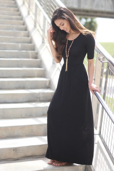 Garota usando um vestido preto 