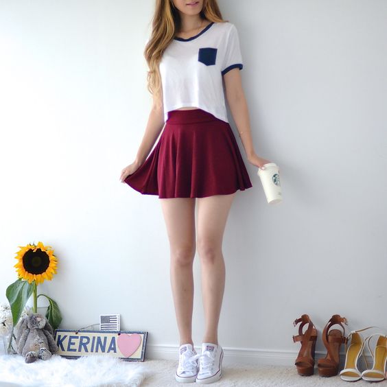 garota vestindo saia cor vinho 