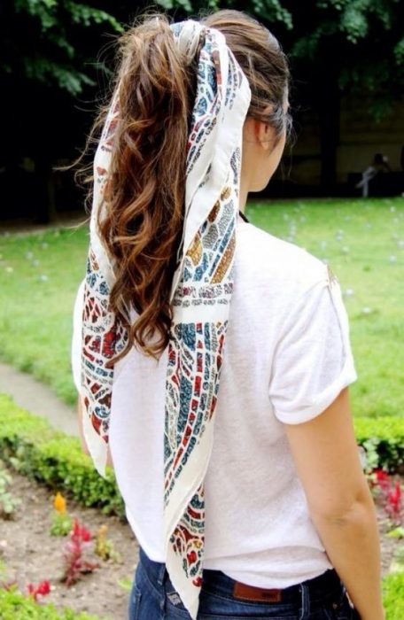 Menina usando um lenço na cabeça para segurar o cabelo